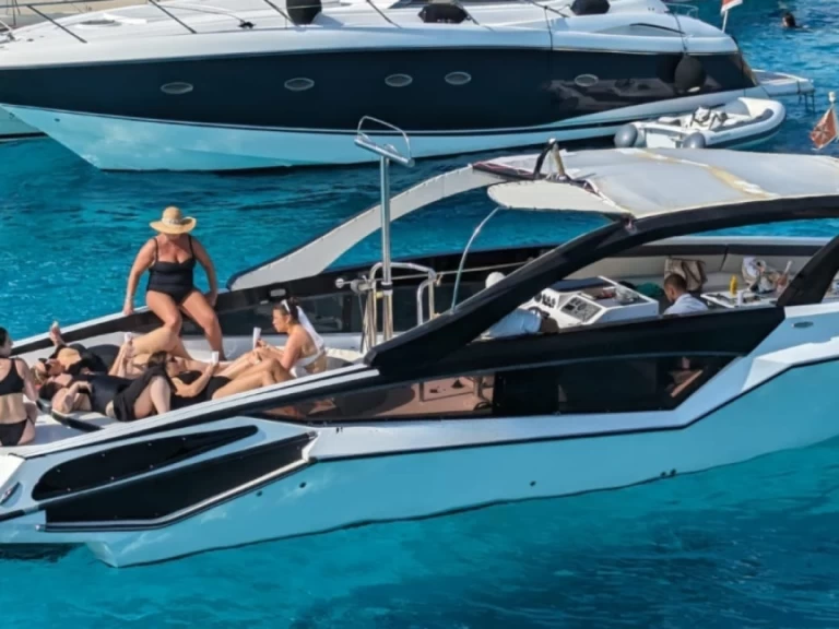 Hire Motorboat Custom Made with a boat licence