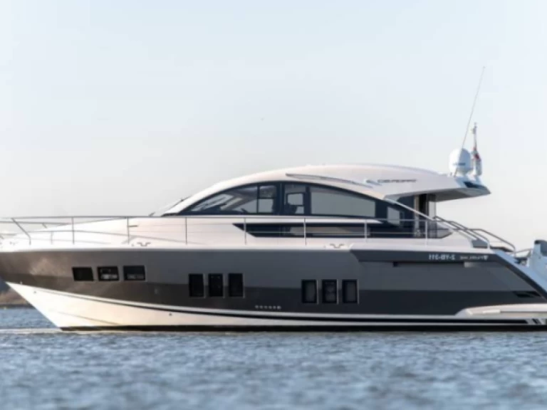 Hire Motorboat Fairline with a boat licence