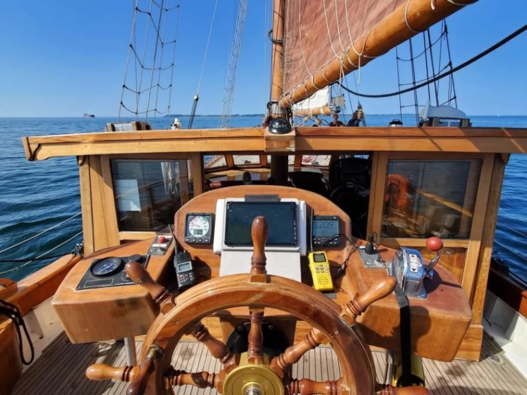 Charter a Adil Turan Caïque in Port Cogolin on Samboat