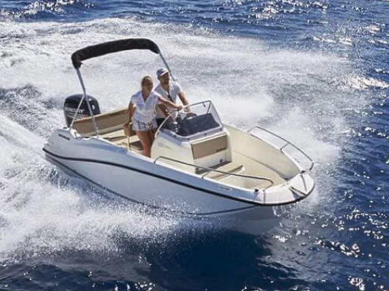 Hire Motorboat Quicksilver with a boat licence
