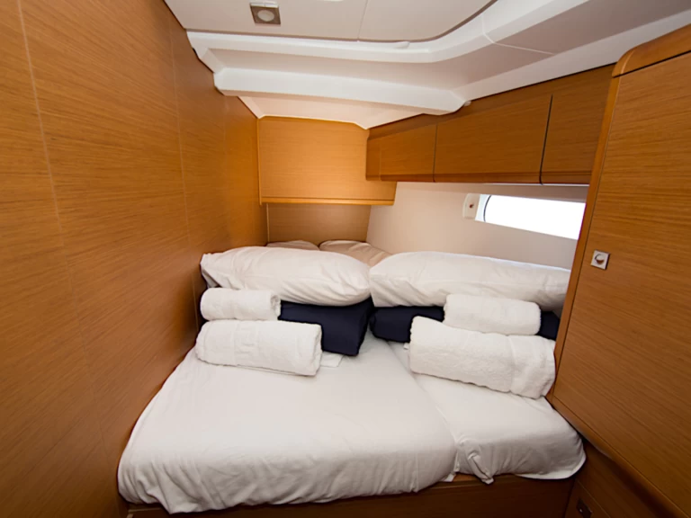 Yacht charter Castellammare di Stabia - Jeanneau Sun Odyssey 519 on SamBoat