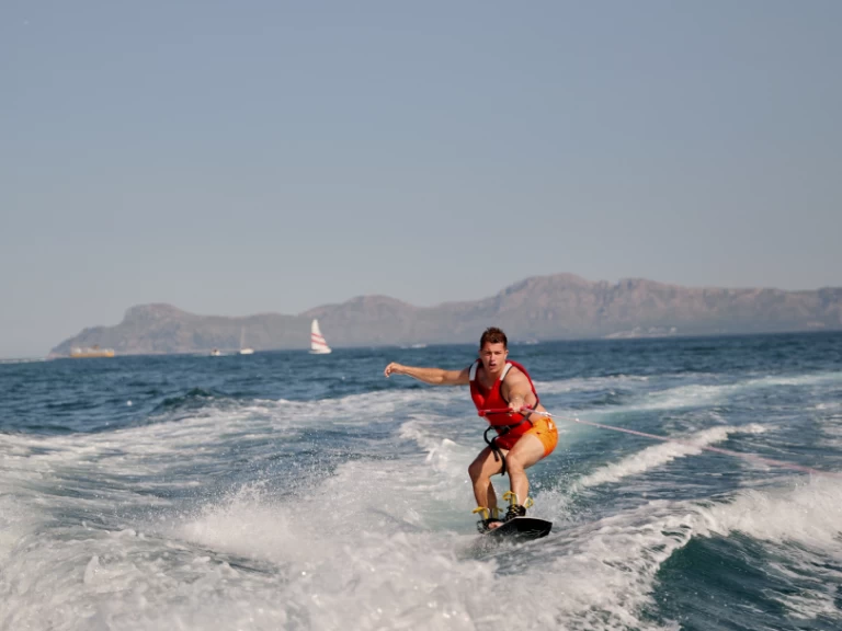 Hire Motorboat Monterey with a boat licence