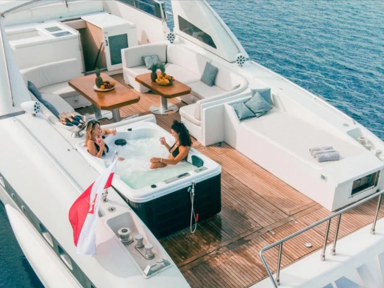 Charter a Mangusta Mangusta 80 open in Puerto Banús on Samboat