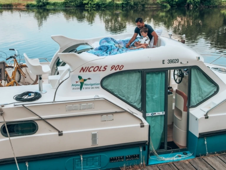 Nicols Nicols 900 charter bareboat or skippered in  Grez-Neuville