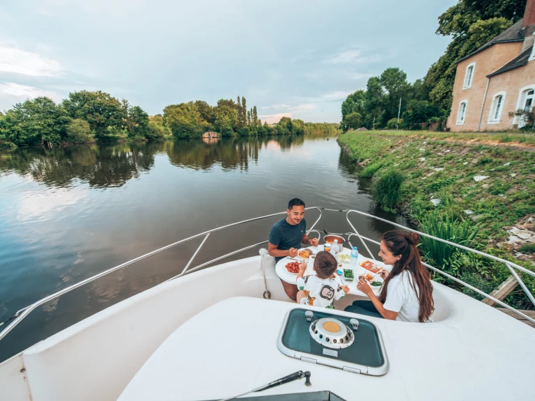 Charter a Nicols Nicols 900 in Grez-Neuville on Samboat