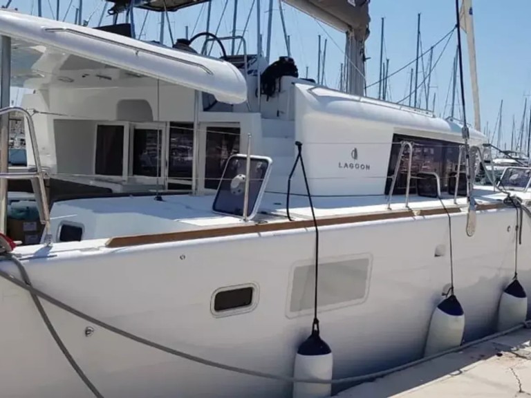 Charter a Lagoon Lagoon 450 in Alimos on Samboat