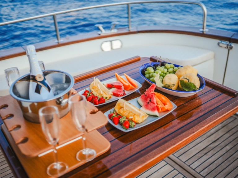 Hire Motorboat Gozzo with a boat licence