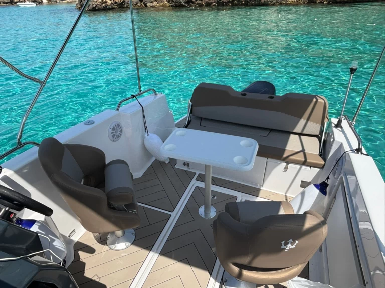 Yacht charter Sant Antoni de Portmany - trident 640 SUNDECK on SamBoat