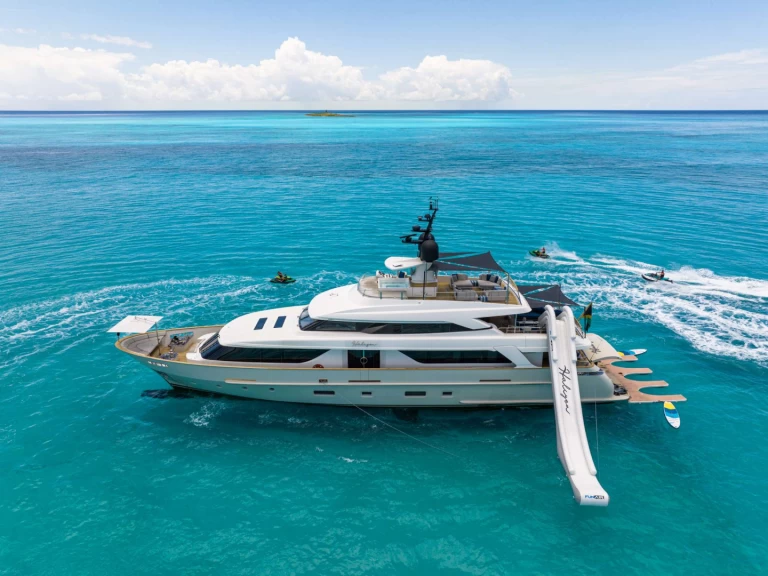 Hire Luxury Yacht San Lorenzo with a boat licence
