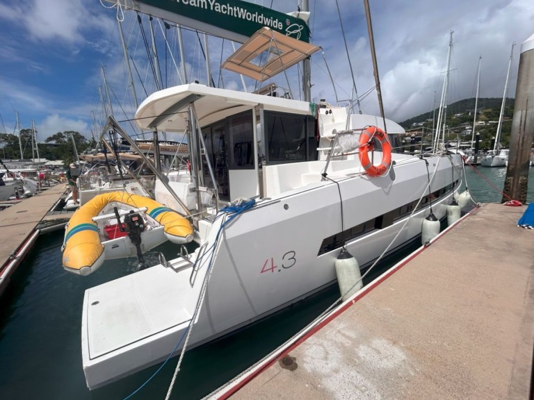 Yacht charter Airlie Beach - Bali Bali 4.3 on SamBoat