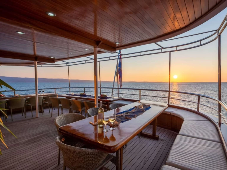 Hire Luxury Yacht Brodosplit with a boat licence