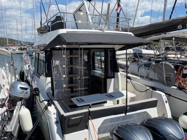 Hire a Jeanneau Merry Fisher 1095 Fly Jezera