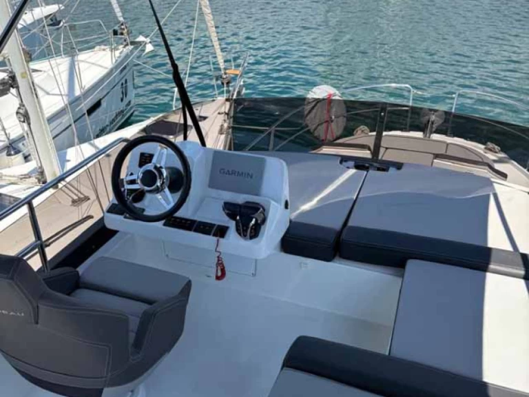 Charter a Jeanneau Merry Fisher 1095 Fly in Jezera on Samboat