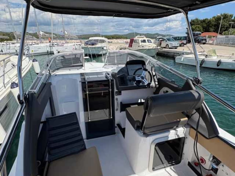 Charter a Öchsner-boote Öchsner SRX30 in Jezera on Samboat