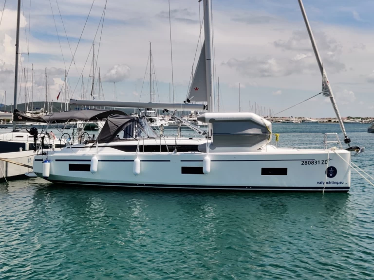 Sailboat hire in Sukošan - Bavaria Bavaria C42
