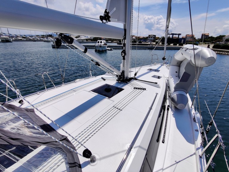 Sailboat to hire Sukošan at the best price