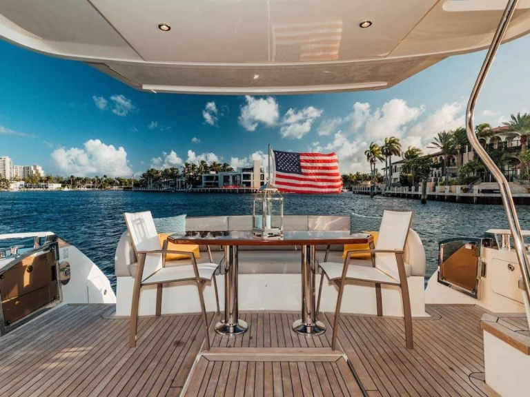 Hire Luxury Yacht with or without skipper Sea Ray Miami