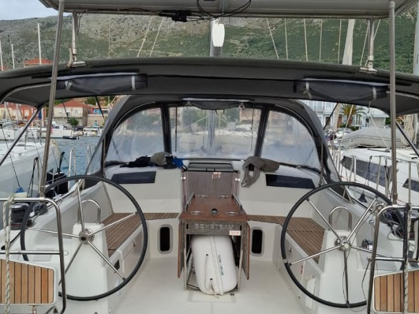 Hire a Bénéteau Oceanis 40.1 Lefkáda