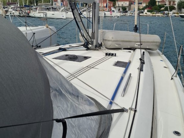 Charter a Bénéteau Oceanis 40.1 in Lefkáda on Samboat