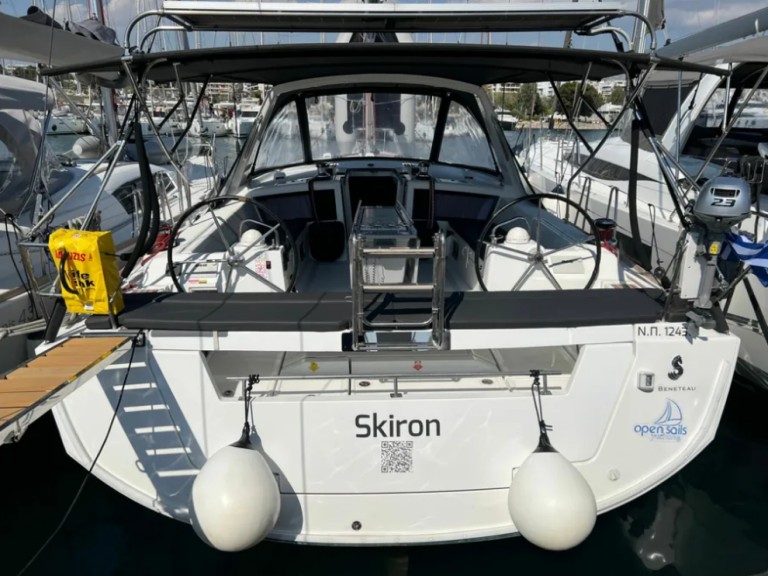 Charter a Bénéteau Oceanis 411 Clipper in Alimos on Samboat