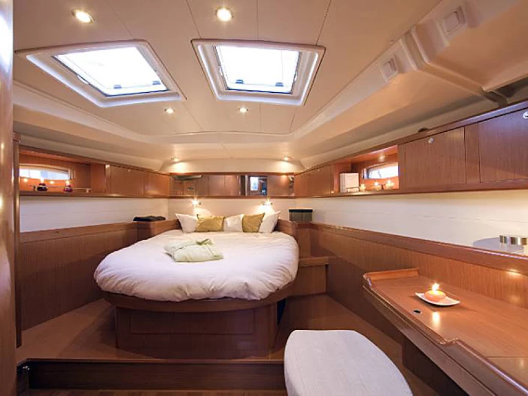 Hire a Bénéteau Oceanis 54 Pálairos