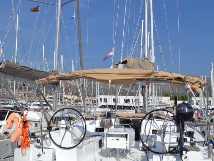 Hire Sailboat Jeanneau with a boat licence