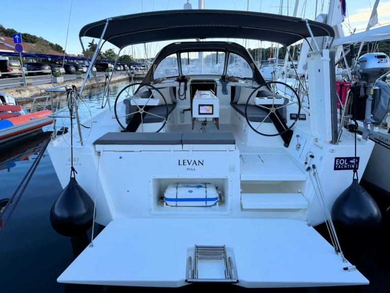 Sailboat to hire Pula at the best price