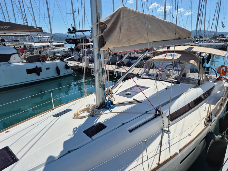 Hire Sailboat with or without skipper Jeanneau Lefkáda