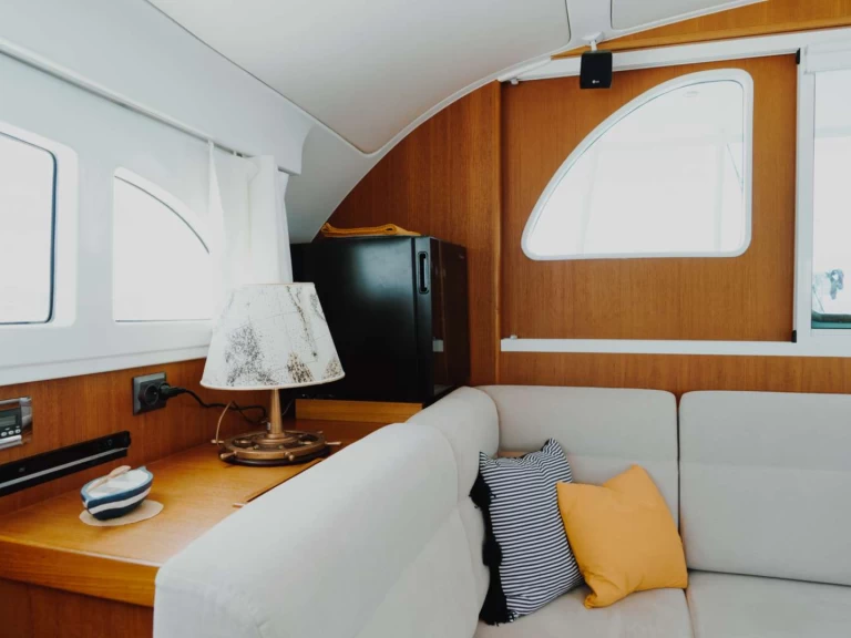 Hire Luxury Yacht Lagoon with a boat licence