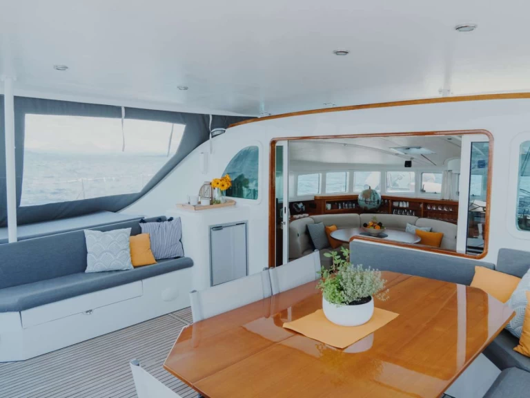 Hire Luxury Yacht Lagoon with a boat licence