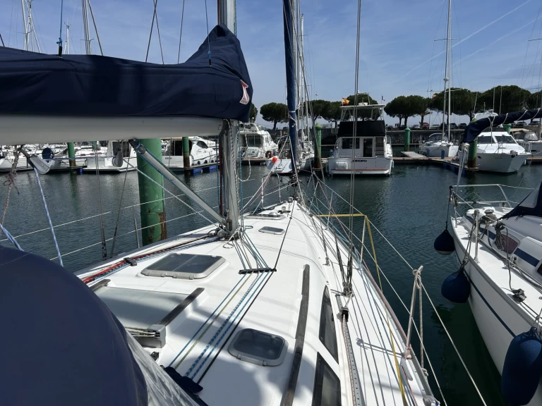 Charter a Jeanneau Sun Odyssey 40 in Hondarribia on Samboat