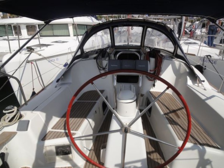 Charter a Jeanneau Sun Odyssey 36i in Lávrio on Samboat