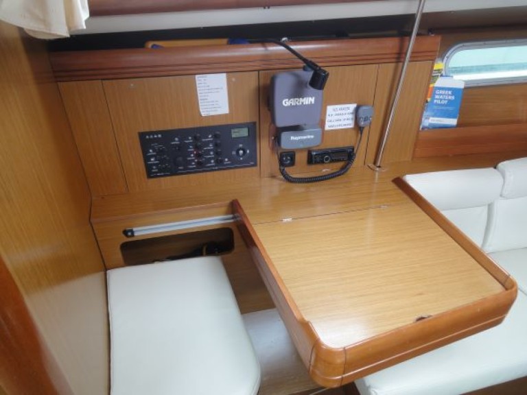 Sailboat to hire Lávrio at the best price