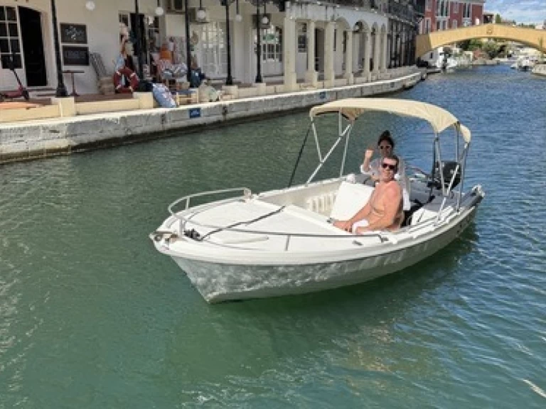 Motorboat hire in Port Grimaud - Adria 501