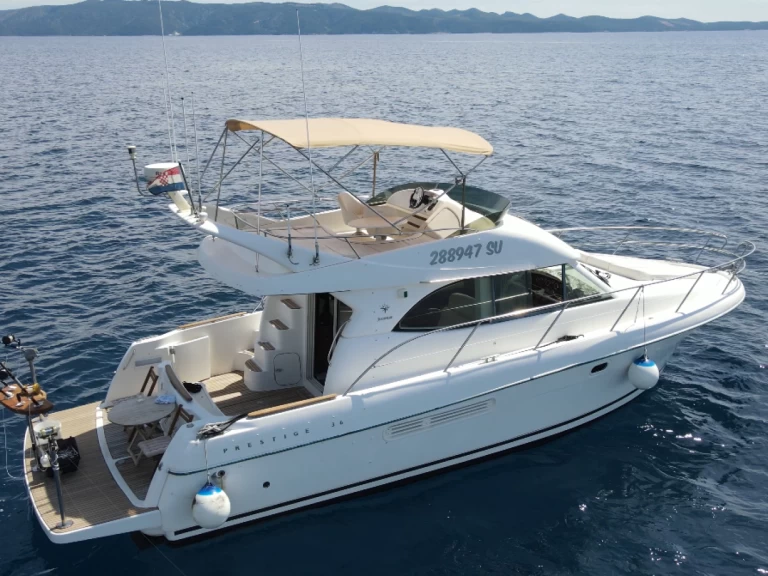 Charter a Jeanneau Prestige 36 Fly in Općina Supetar on Samboat