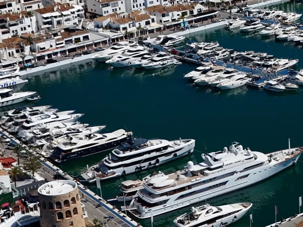 Hire Motorboat Aqua24 with a boat licence