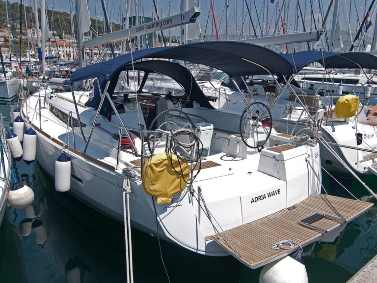 Hire Sailboat Jeanneau with a boat licence