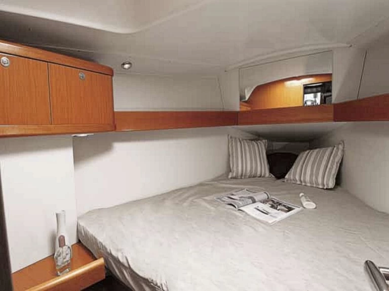 Charter a Bénéteau Oceanis 34 in Grossenbrode on Samboat