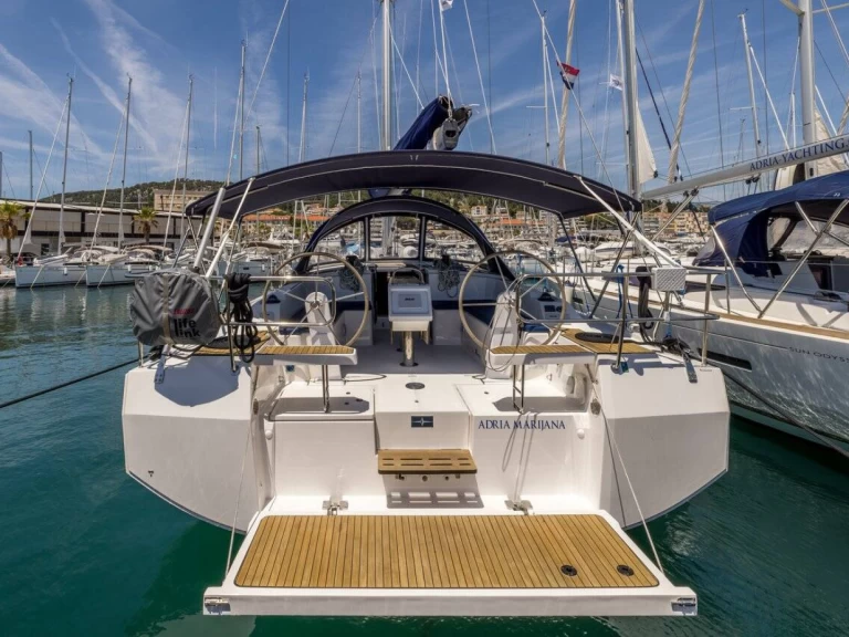 Hire Sailboat Bavaria with a boat licence