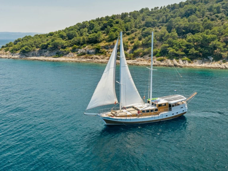 Charter a Custom Made Sole in Kaštel Gomilica on Samboat