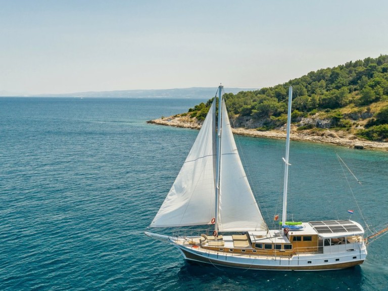 Hire Sailboat Custom Made with a boat licence