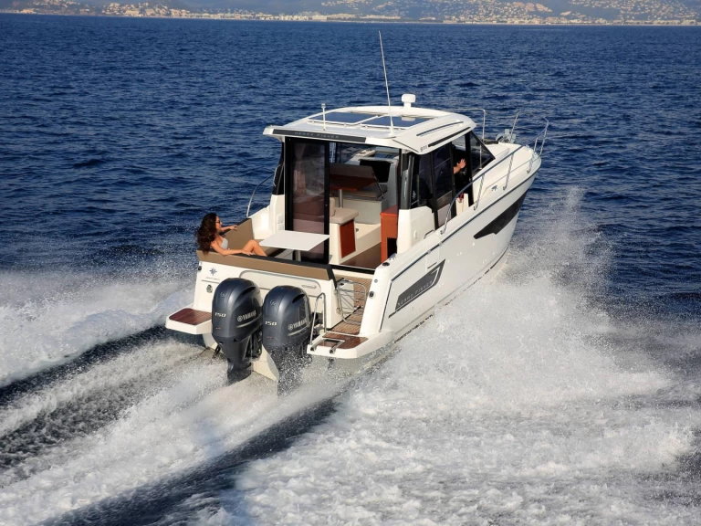 Hire Motorboat Jeanneau with a boat licence