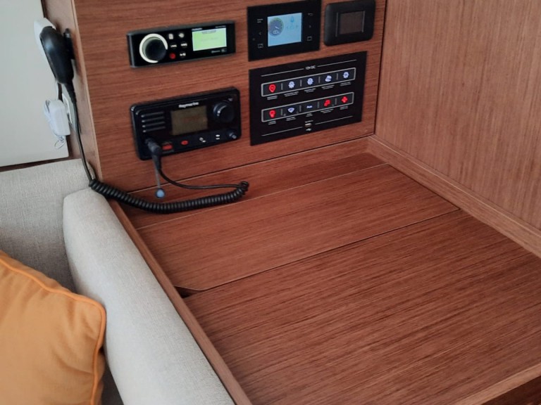 Yacht hire Split cheap Oceanis 40.1