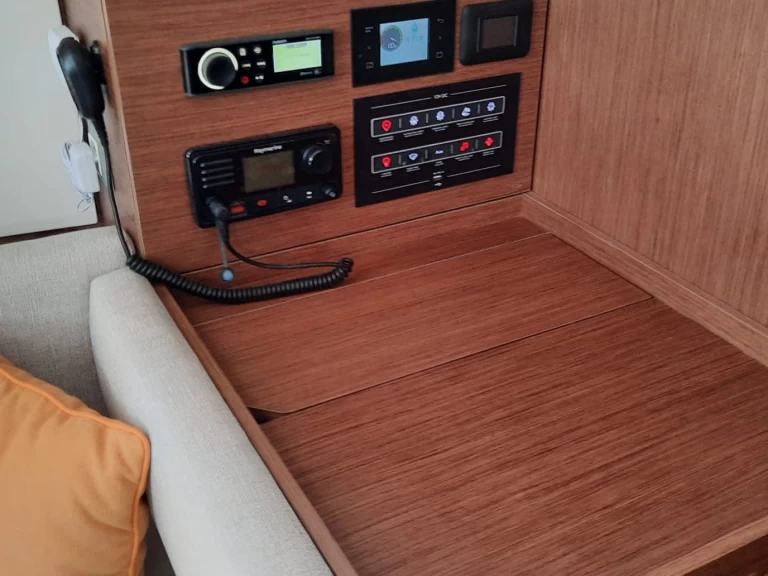 Yacht hire Split cheap Oceanis 40.1