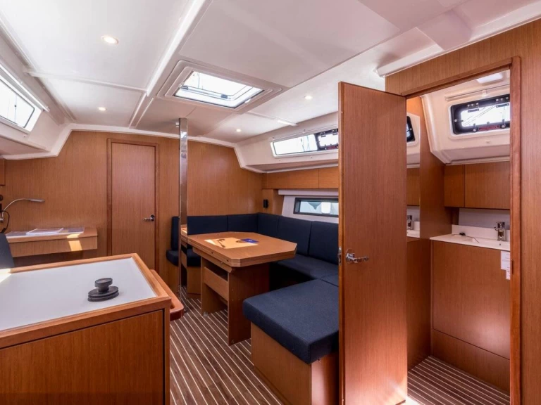 Hire a Bavaria Bavaria C42 Split