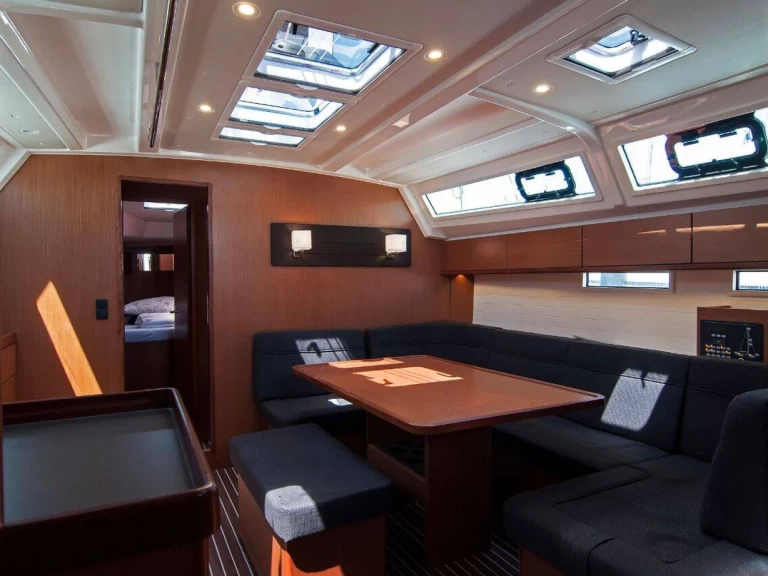 Hire Sailboat Bavaria with a boat licence