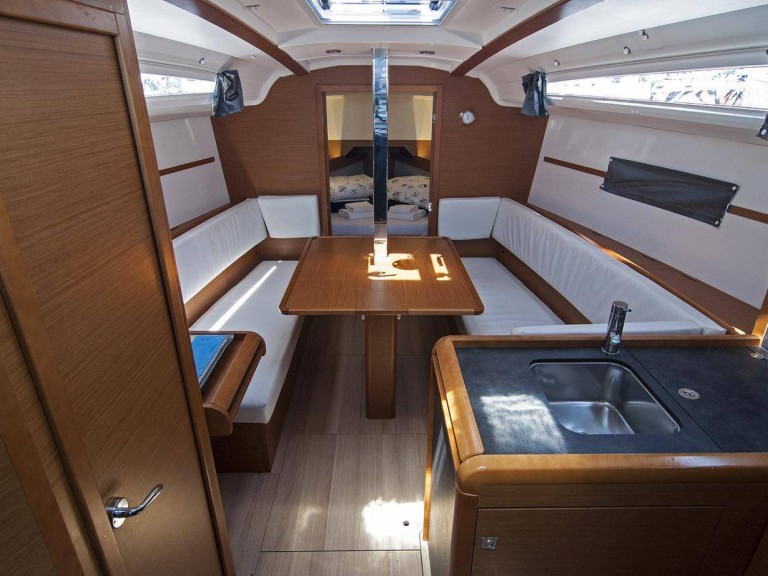 Hire Sailboat Jeanneau with a boat licence