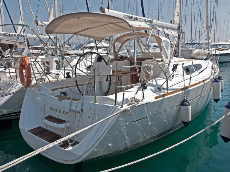 Hire a Jeanneau Sun Odyssey 33i Split