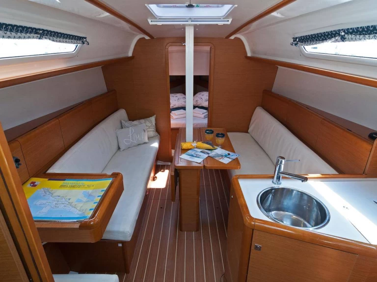 Yacht hire Split cheap Sun Odyssey 33i