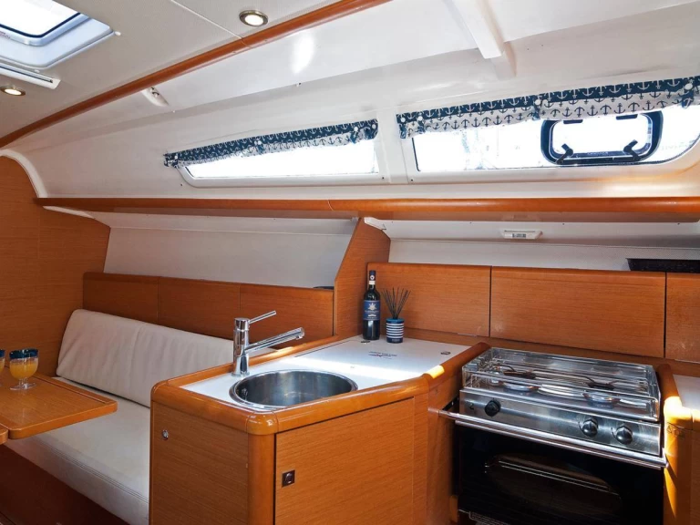 Sailboat hire in Split - Jeanneau Sun Odyssey 33i